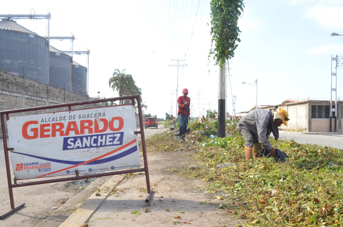 Aumentan esfuerzos de limpieza y desmalezamiento en espacios públicos de Guacara