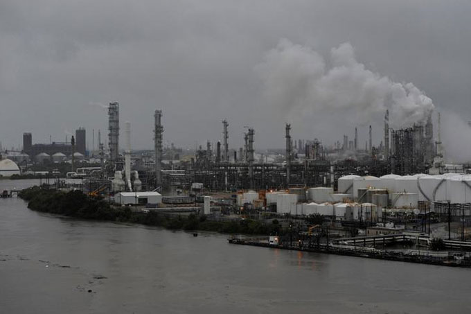 Houston: dos explosiones en planta química al paso del huracán Harvey