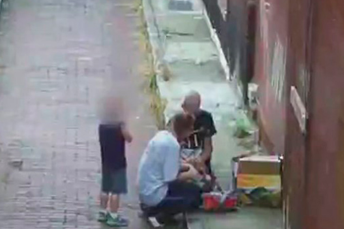Detienen a mujer por inyectarse heroína frente a su pequeño hijo (+video)