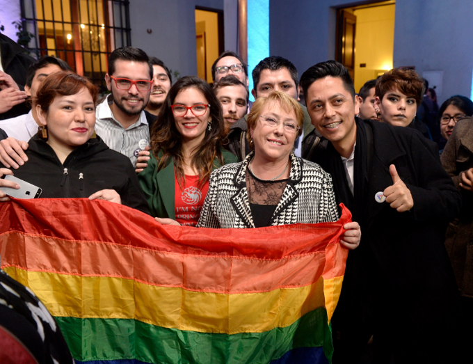 Presidenta de Chile firmó proyecto de matrimonio igualitario