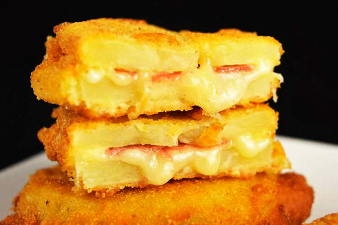 ¡Sin pan! Haz exquisito sándwich de papa con jamón y queso