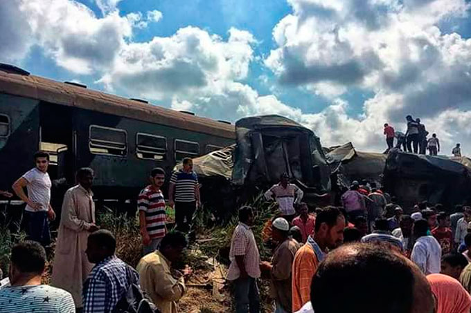 Asciende a 49 el número de muertos por colisión de trenes en Egipto