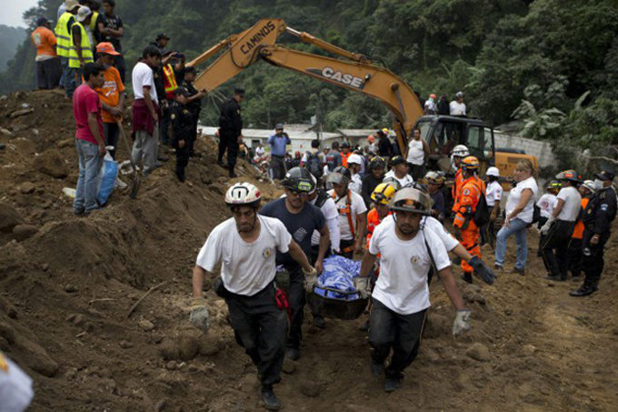Dos muertos y ocho desaparecidos por derrumbe de cerro en Guatemala