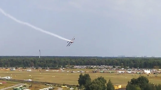 Dos personas mueren al estrellarse avión durante exhibición en Rusia (+video)