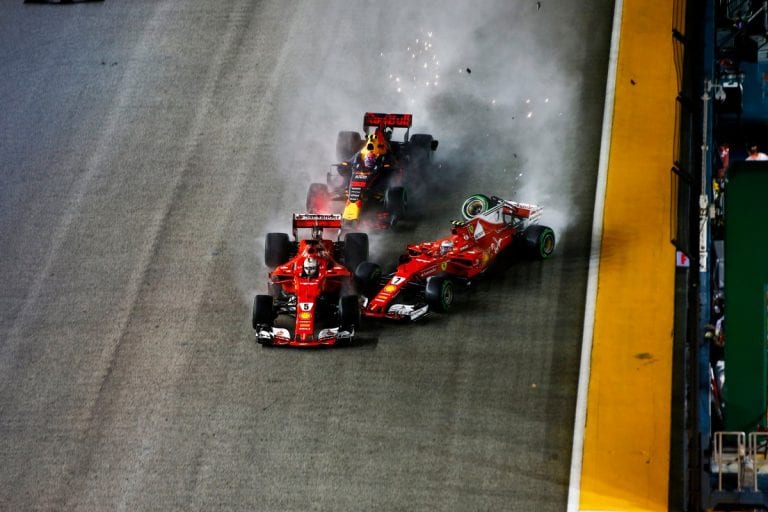 Vettel chocó con Raikkonen y Hamilton se quedó con el GP Singapur
