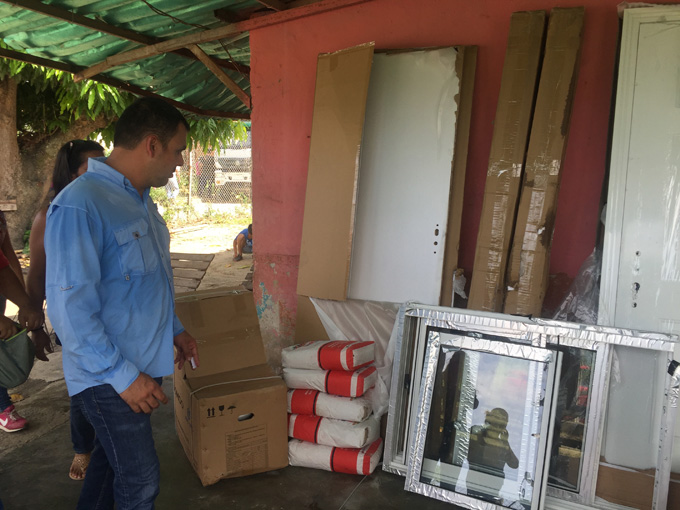 Gerardo Sánchez entregó materiales de BNBT para rehabilitación de viviendas en Yagua