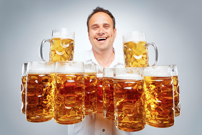 ¡No tiene padrote! Alemán bate el récord mundial de levantamiento de jarras de cerveza