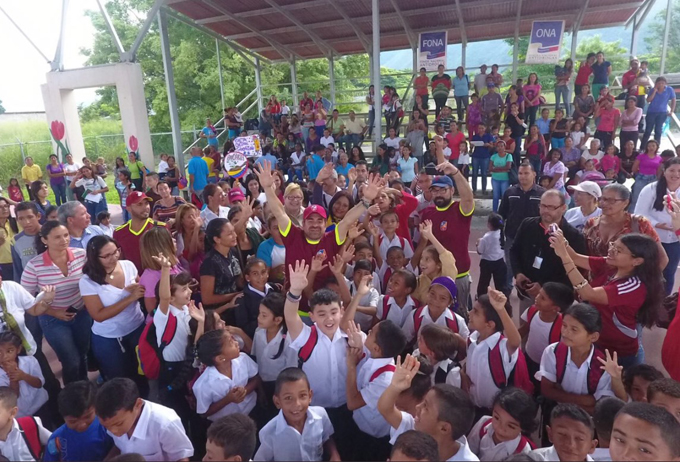 Rafael Lacava dio la bienvenida al año escolar 2017-2018 en Guacara