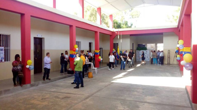 Ministro de Educación inauguró escuela en Ciudad Chávez y entregó Canaimas