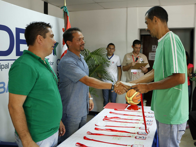 Juan Perozo entregó becas a instructores deportivos de Libertador