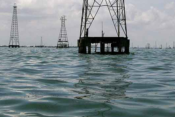 Derrame de petróleo causado por la guerrilla pone en riesgo al Lago de Maracaibo