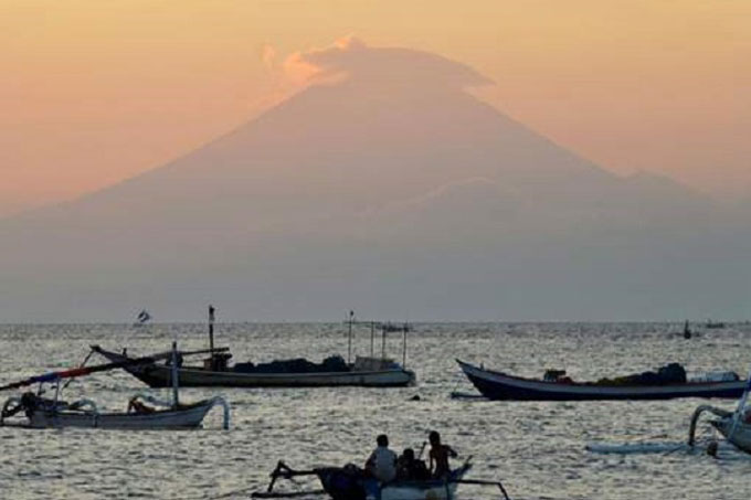 Alerta máxima en Indonesia ante posible erupción del Volcán Agung