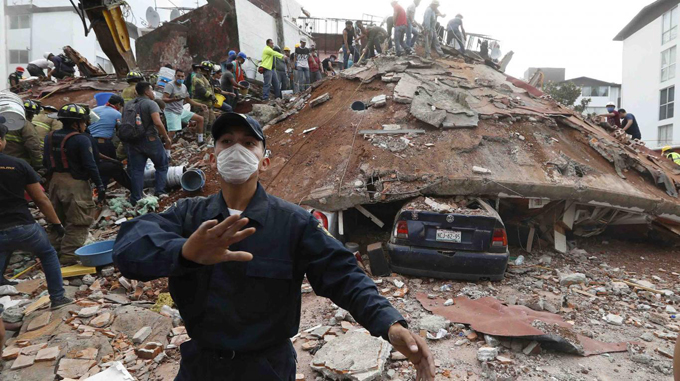 Número de fallecidos subió a 358 tras terremoto en México