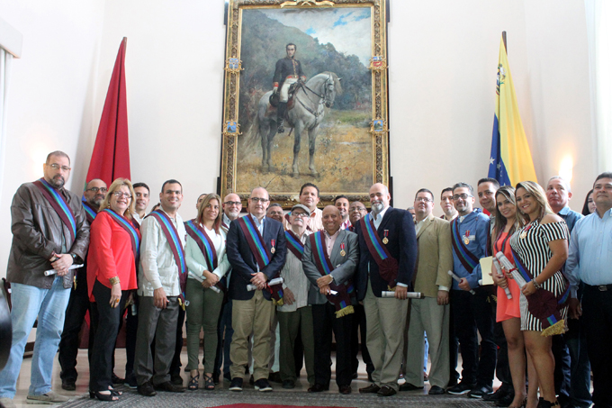 Francisco Ameliach confirió máxima condecoración a integrantes de su equipo de gobierno