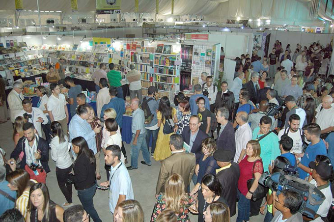 Inaugurada 18° edición de la Feria Internacional del Libro UC