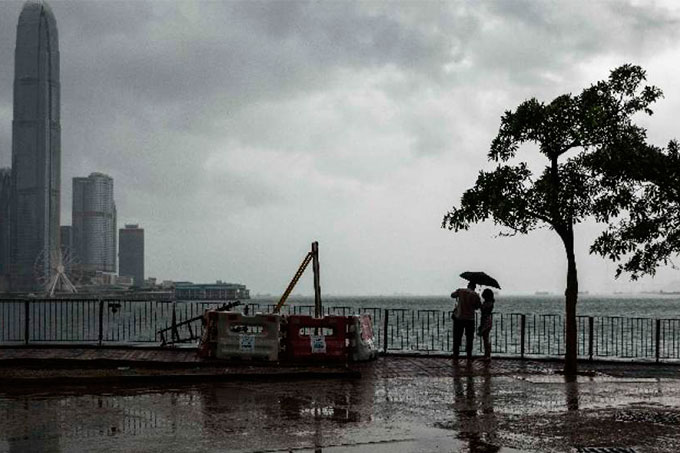 Tifón Khanun baja de categoría tras causar estragos en costas de China