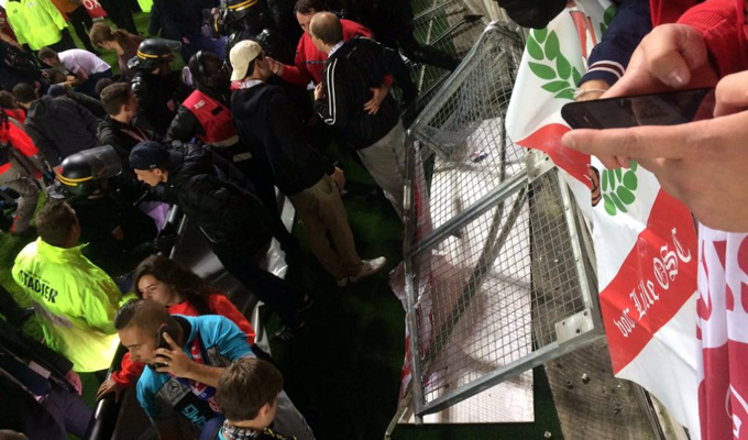 Más de 20 fanáticos heridos tras derrumbarse barrera en estadio de Francia