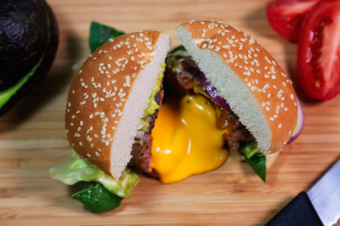 ¡Uff! Suculentas hamburguesas envueltas en tocino con queso cheddar