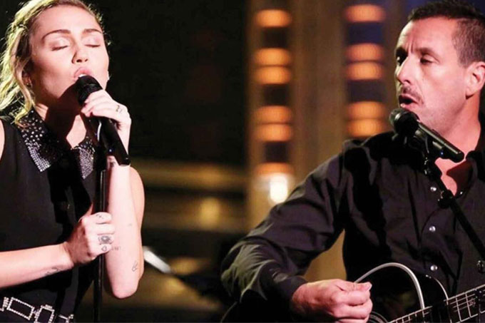 En video: Miley Cyrus  y Adam Sandler le cantan a víctimas de Las Vegas