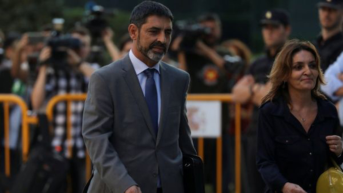 Jefe de la policía catalana seguirá en libertad condicional