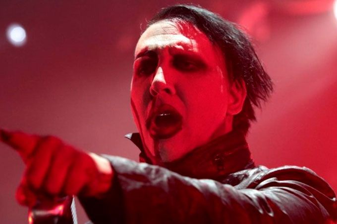 ¡Casi ni lo cuenta! Marilyn Manson sufrió accidente en pleno concierto
