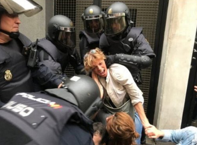 En fotos: continúa el abuso de autoridad durante referéndum de Cataluña