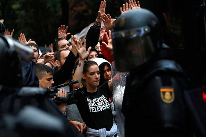 En videos: mire la brutal represión policial durante referéndum en Cataluña
