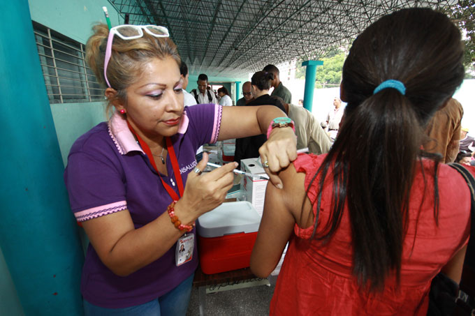 Insalud aplicó más de 37 mil vacunas en tres días en puestos móviles