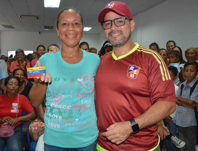 Juan Carlos Betancourt entregó tarjetas tricolor a mujeres porteñas