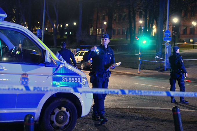 Hombre abre fuego en el centro de Estocolmo hiriendo a una persona