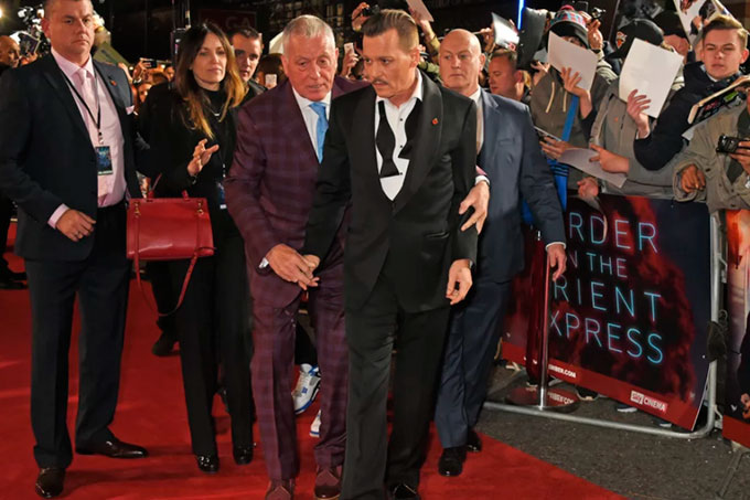 Johnny Depp llegó pasadito de tragos al estreno de Asesinato en el Orient Express