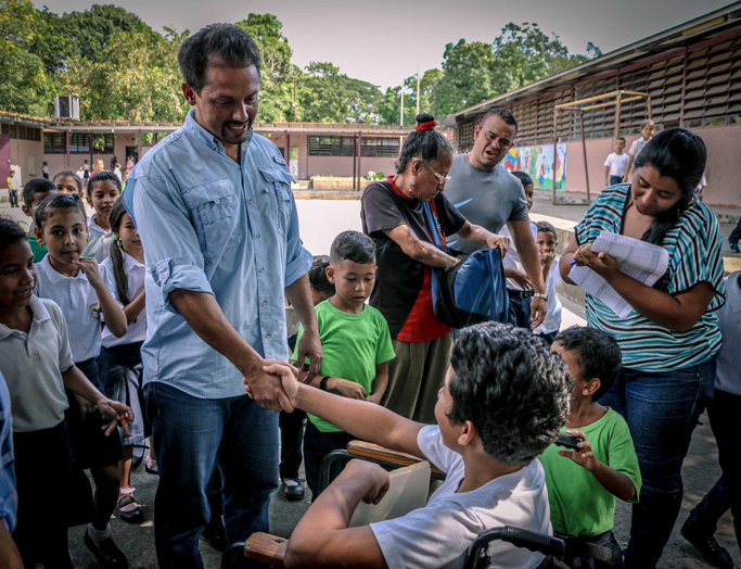 Juan Perozo entregó ayudas sociales a vecinos de Tocuyito
