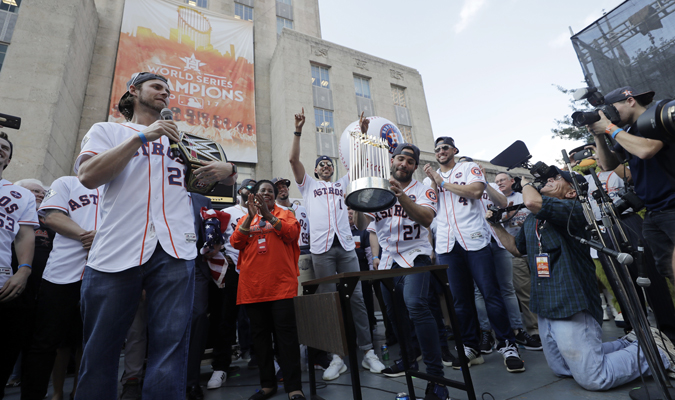 En fotos: los Astros desataron la locura en su llegada a Houston