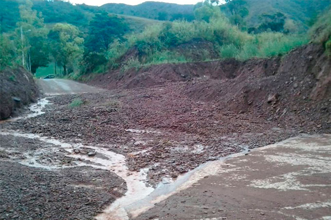 Deslizamiento de tierra causó cierre parcial de vía Táchira-Mérida