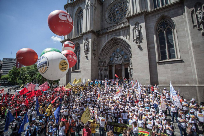 Brasileños protestan contra reforma laboral de Michel Temer