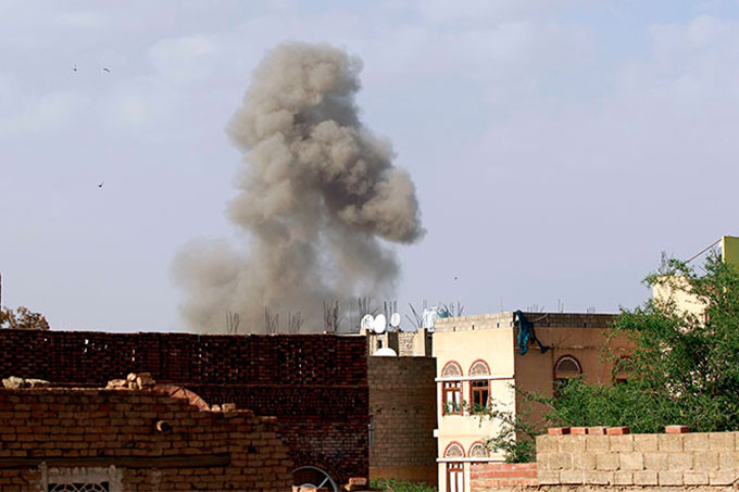 Ministerio de Defensa de Yemen es bombardeado por fuerzas saudíes