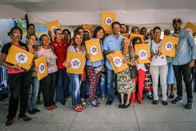 Juan Perozo benefició a familias de Tocuyito con entrega de títulos de tierra