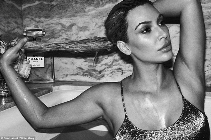 ¡Sensual! Así posó Kim Kardashian para su nueva fragancia (+fotos)