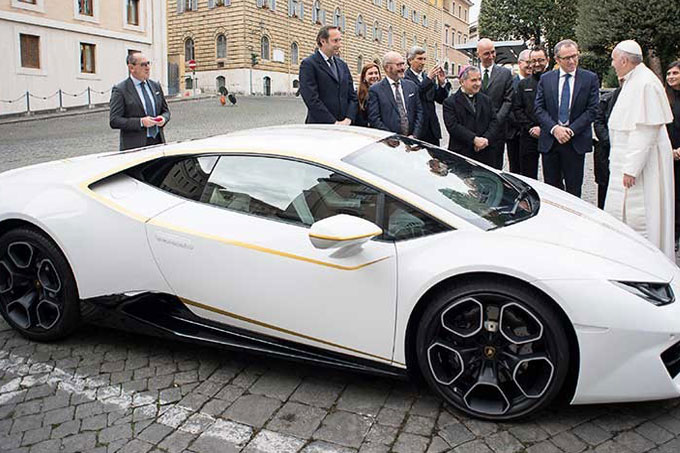 ¡Espectacular! Así es el auto que le regalaron al papa Francisco (+fotos)