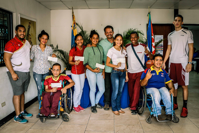 Atletas libertadorenses recibieron becas de la mano de Juan Perozo