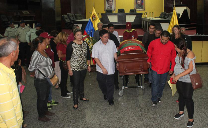 Concejales de Valencia realizaron capilla ardiente en homenaje a Orlando Tortolero
