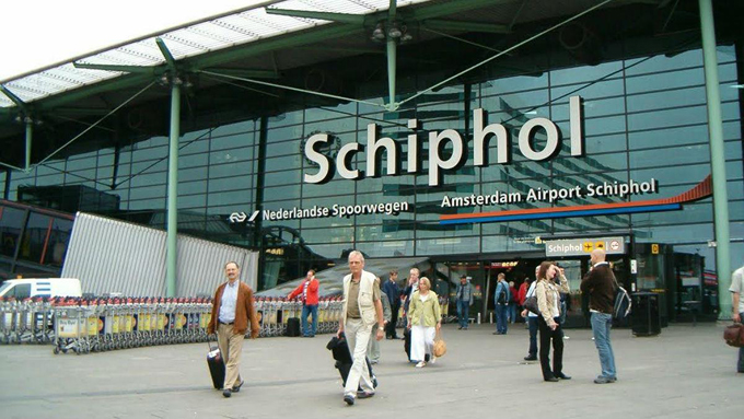 En video: Policía disparó a hombre armado en aeropuerto de Ámsterdam