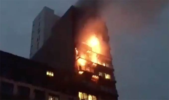 Inglaterra: incendio arrasó con edificio de 12 pisos en Manchester