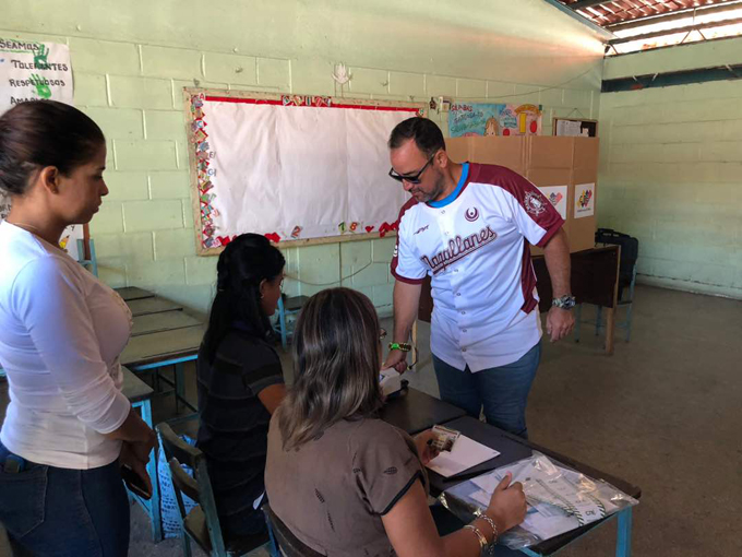Candidato Juan Carlos Betancourt ejerció su derecho al voto