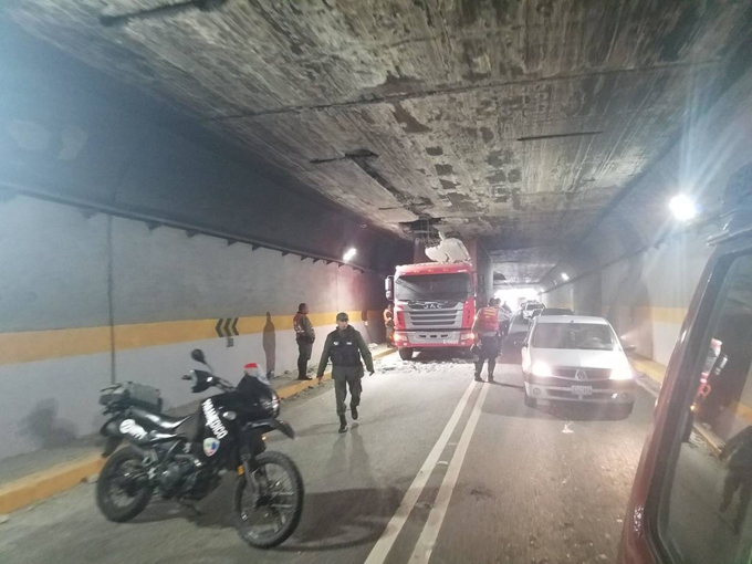 Camión de carga pesada quedó atascado en el túnel de Boquerón