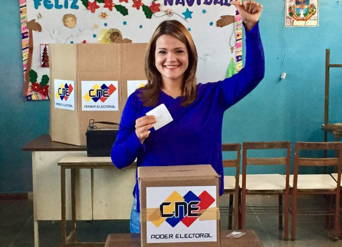 Candidata Dheliz Álvarez ejerció su derecho al voto este 10-D (+video)