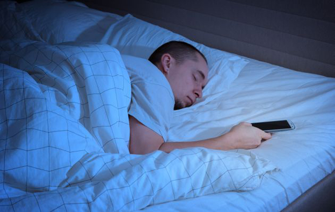 ¡Cuidado! Dormir con el celular al lado puede ser peligroso