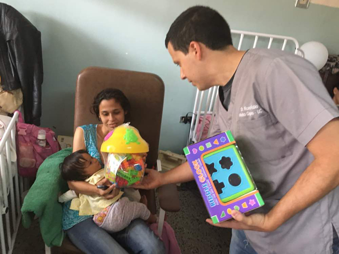 Gobierno de Lacava comenzó entrega de juguetes a niños en centros de salud