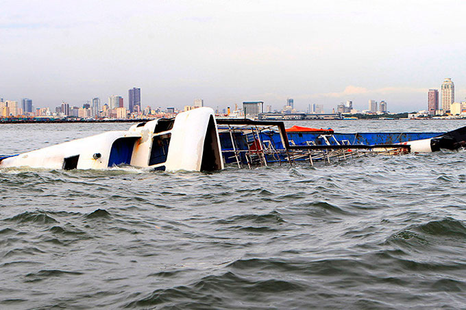 ¡Fatal! Se volcó ferry en Filipinas con 251 personas a bordo