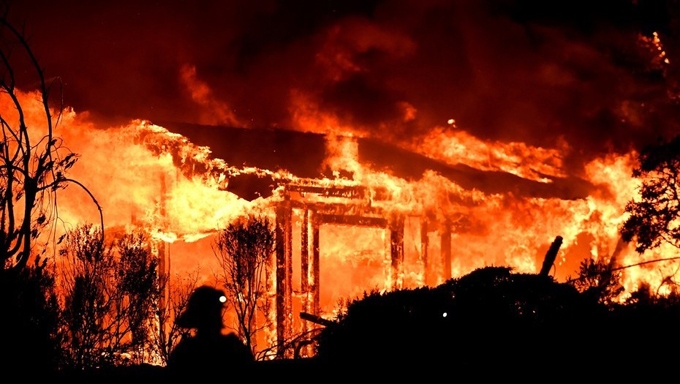 Inclementes incendios en California causan múltiples daños